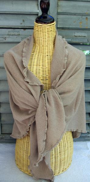 Invero Dreiecktuck Gina camel um die Schultern gelegt und geknotet auf Kleiderpuppe