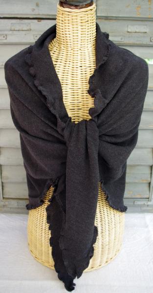 Invero Dreiecktuck Gina anthrazit um die Schultern gelegt und geknotet auf Kleiderpuppe