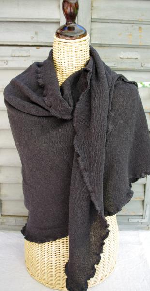 Invero Dreiecktuch Gina anthrazit gewickelt, einhüllend auf Kleiderpuppe
