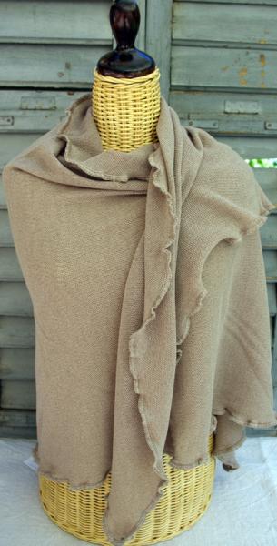 Invero Dreiecktuch Gina camel gewickelt, einhüllend auf Kleiderpuppe