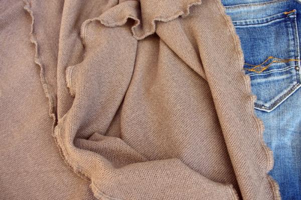 Invero Dreiecktuch Gina camel, Farben , Struktur, Muster zu Jeans