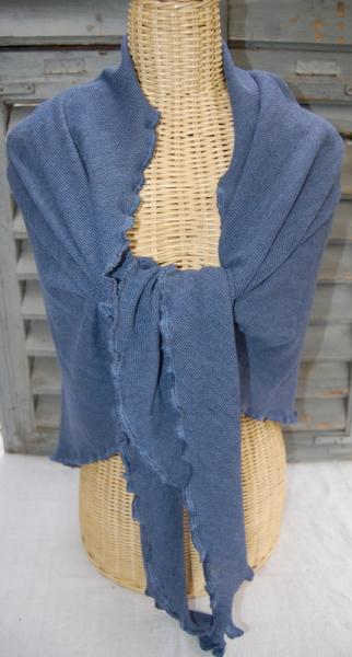 Invero Dreiecktuck Gina jeans um die Schultern gelegt und geknotet auf Kleiderpuppe