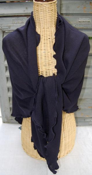 Invero Dreiecktuck Gina marine um die Schultern gelegt und geknotet auf Kleiderpuppe