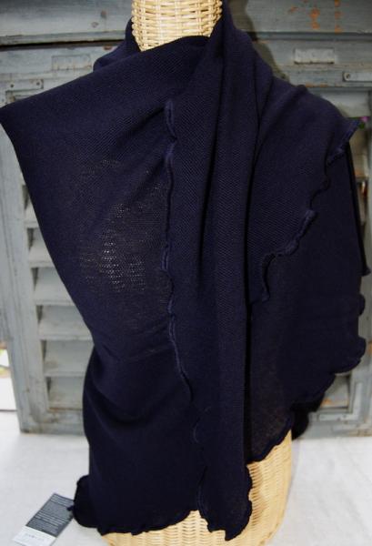 Invero Dreiecktuch Gina marine gewickelt, einhüllend auf Kleiderpuppe