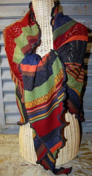 Invero Dreiecktuck Kyra drops um die Schultern gelegt und geknotet auf Kleiderpuppe