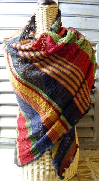 Invero Dreiecktuch Kyra drops gewickelt, einhüllend auf Kleiderpuppe