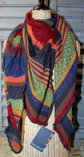 Invero Dreiecktuch Kyra drops gewickelt, einhüllend auf Kleiderpuppe