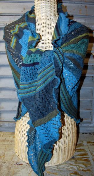 Invero Dreiecktuck Kyra petrol um die Schultern gelegt und geknotet auf Kleiderpuppe