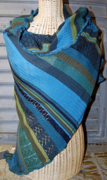 Invero Dreiecktuch Kyra petrol gewickelt, einhüllend auf Kleiderpuppe