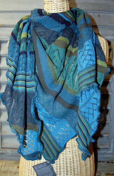 Invero Dreiecktuch Kyra petrol gewickelt, einhüllend auf Kleiderpuppe