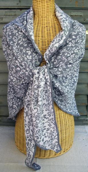 Invero Dreiecktuch Neele grau um die Schultern gelegt und geknotet auf Kleiderpuppe