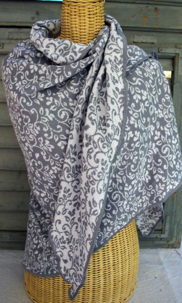 Invero Dreiecktuch Neele grau gewickelt, einhüllend auf Kleiderpuppe