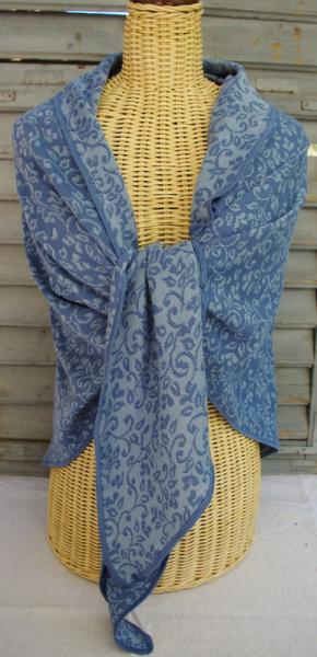 Invero Dreiecktuch Neele jeans um die Schultern gelegt und geknotet auf Kleiderpuppe