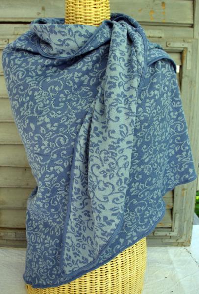 Invero Dreiecktuch Neele jeans gewickelt, einhüllend auf Kleiderpuppe