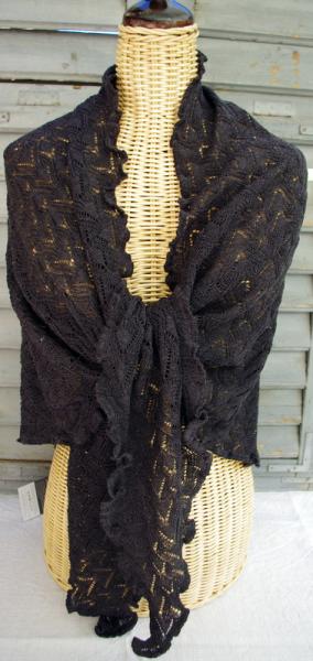 Invero Dreiecktuck Susi anthrazit um die Schultern gelegt und geknotet auf Kleiderpuppe