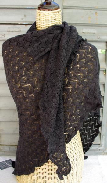 Invero Dreiecktuch Susi anthrazit gewickelt, einhüllend auf Kleiderpuppe