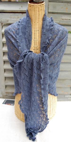 Invero Dreiecktuck Susi jeans um die Schultern gelegt und geknotet auf Kleiderpuppe