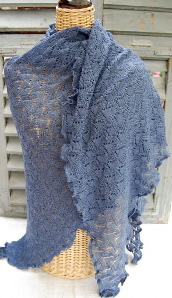 Invero Dreiecktuch Susi jeans gewickelt, einhüllend auf Kleiderpuppe