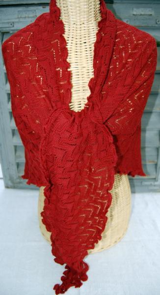 Invero Dreiecktuck Susi rost um die Schultern gelegt und geknotet auf Kleiderpuppe