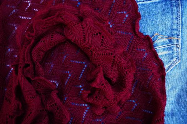 Invero Dreiecktuch Susi vino, Farben , Struktur, Muster zu Jeans