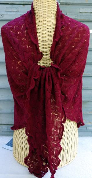 Invero Dreiecktuck Susi vino um die Schultern gelegt und geknotet auf Kleiderpuppe