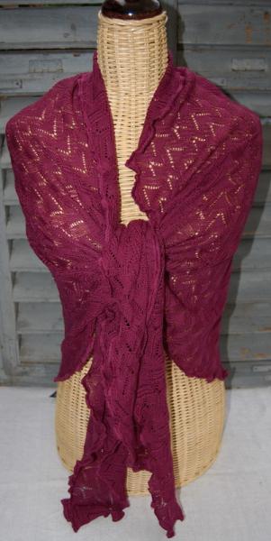 Invero Dreiecktuck Susi zyklam um die Schultern gelegt und geknotet auf Kleiderpuppe