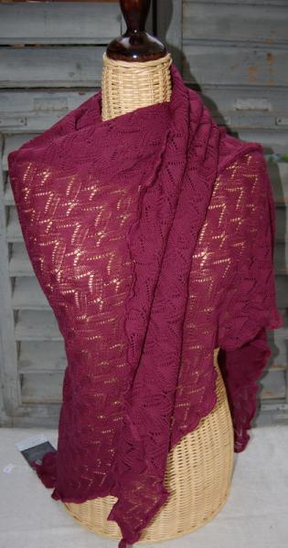 Invero Dreiecktuch Susi zyklam gewickelt, einhüllend auf Kleiderpuppe